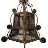 Závěsná zlatá stropní lampa s bohatým zdobením a elegantní zlatou mřížkou, která přináší do prostoru luxusní a sofisticovaný nádech.