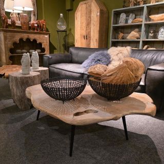 Každý kout našeho showroomu vypráví jiný příběh. Autentické kousky z masivu, ruční výroba a dekory, které jinde nenajdete....