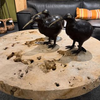 ✨ Originální detaily, které dají interiéru duši. Od soch ze zkamenělého dřeva, přes ručně zdobené vázy až po hravé barevné...