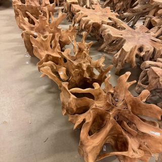 🇮🇩 Dorazila Indonésie! Do showroomu právě dorazila nová várka nábytku z teakového dřeva – masivní stoly z kořenů, lavice,...