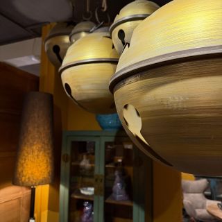 ✨ Umění detailu v každém rohu showroomu GS Furniture ✨ Originální dekorace z kovu, dřeva i kamene – ručně vyráběné kousky...