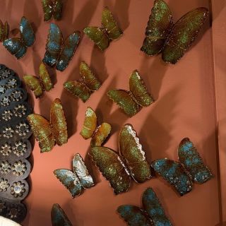 🎁 Hledáte originální drobnost pod stromeček? V showroomu GS Furniture najdete krásné keramické i skleněné motýly, ručně...